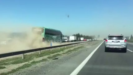   La irresponsable maniobra de un chofer de bus para esquivar taco en la Ruta 5 Sur 