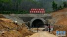 China: Rescatan con vida a nueve obreros atrapados bajo tierra