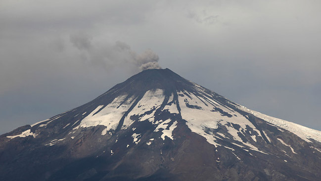 La Araucanía: Rescatan a turista que sufrió grave caída en trineo en el volcán Villarrica