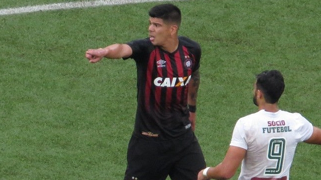 Esteban Pavez destacó en la victoria de Atlético Paranaense sobre Fluminense