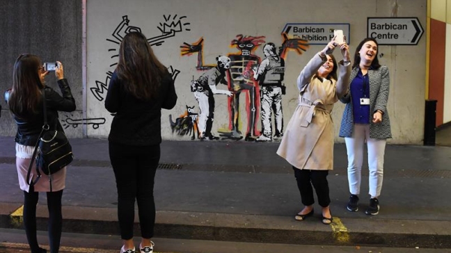 Dos murales de Banksy aparecen en el centro Barbican en Londres