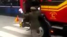 En pleno desfile dejó sin conductor un carro de Bomberos para saludar