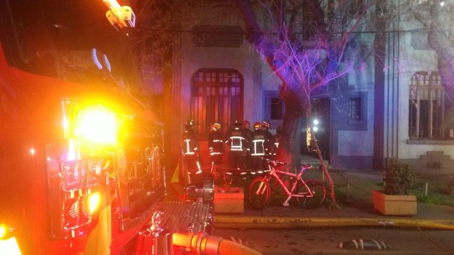 Bomberos controló incendio que afectó a motel en Santiago