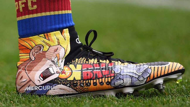 Jugador de la Premier League estrenó zapatos de fútbol de Dragon Ball Z