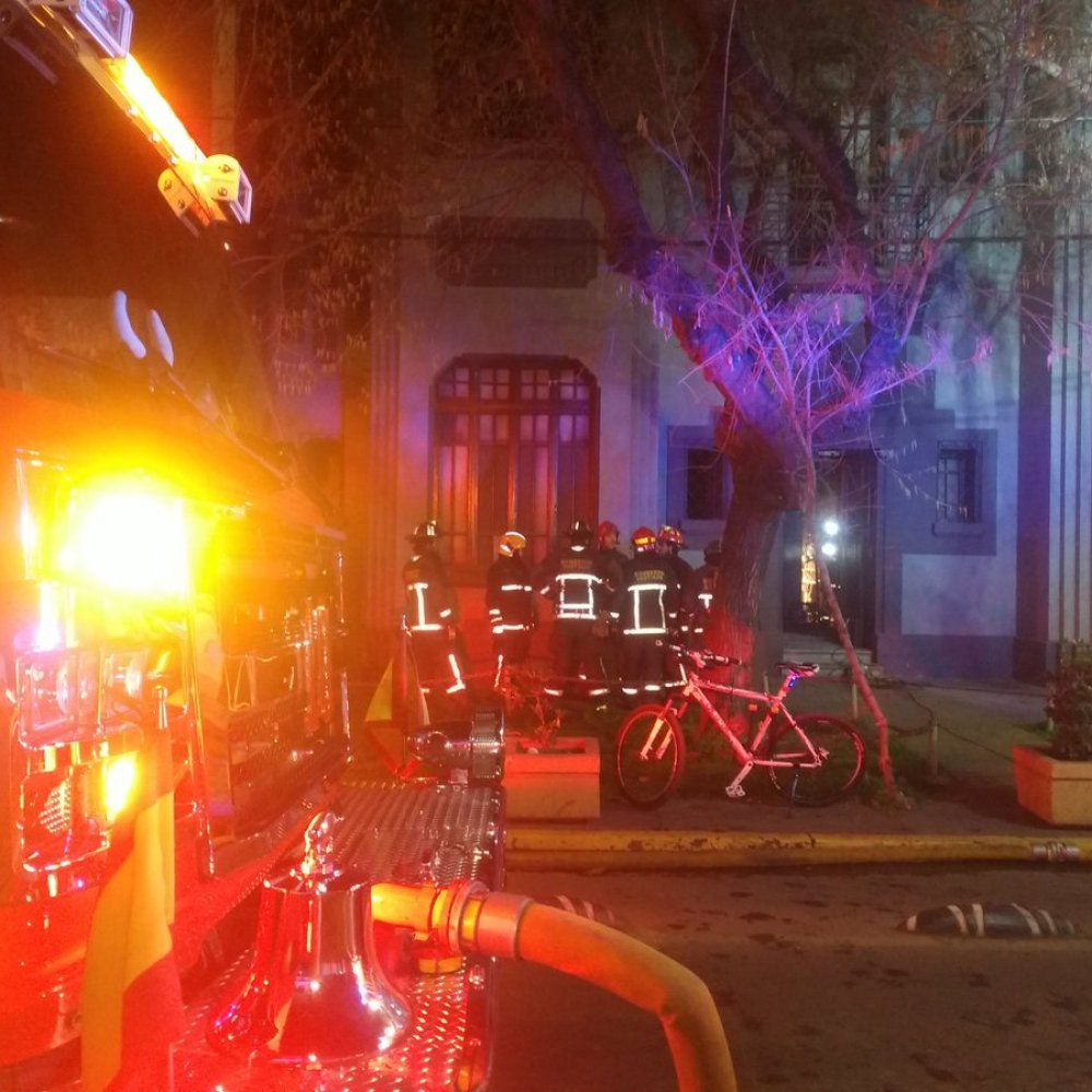 Bomberos controló incendio que afectó a motel en Santiago