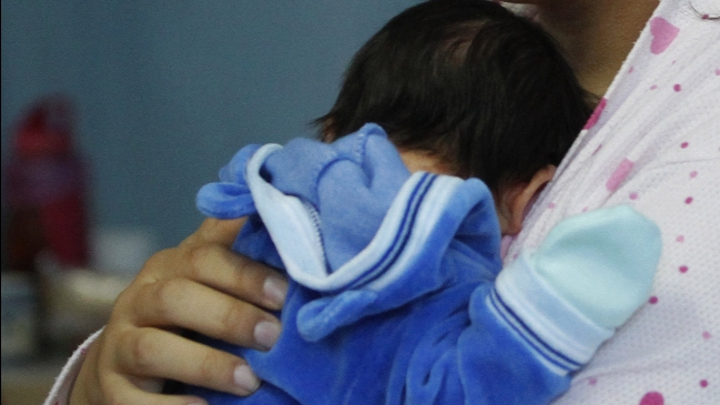 Detienen a joven por intentar vender a su bebé por Facebook