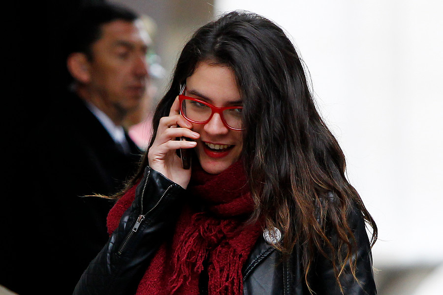 Camila Vallejo creó ingeniosas frases con su número en la papeleta: 69