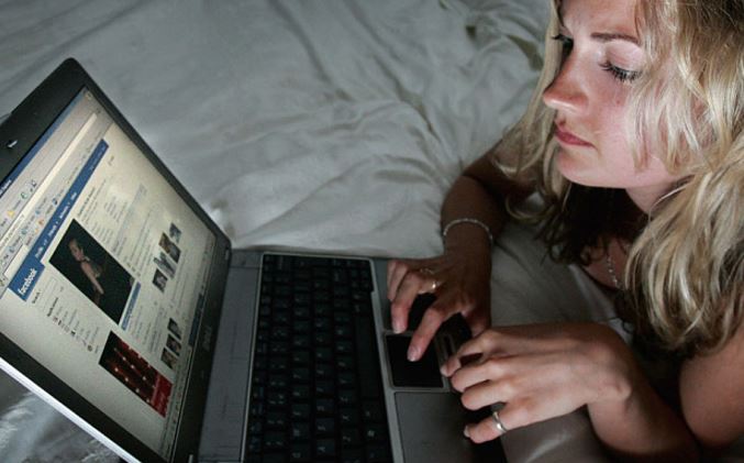 Espiar el Facebook o mail de sus parejas será delito en Argentina