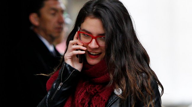 Camila Vallejo creó ingeniosas frases con su número en la papeleta: 69