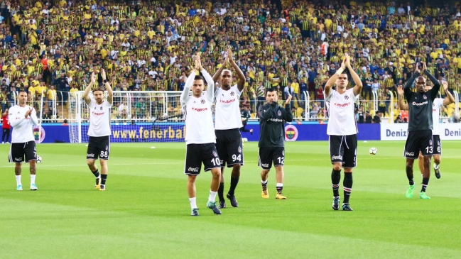 Gary Medel cometió un penal en caída de Besiktas ante Fenerbahce de Mauricio Isla
