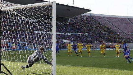 Pinilla aumentó de penal la ventaja de U. de Chile sobre Everton