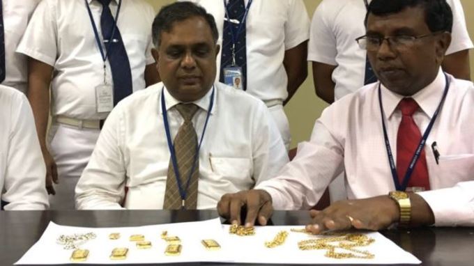 Detienen a hombre con un kilogramo de oro en el recto