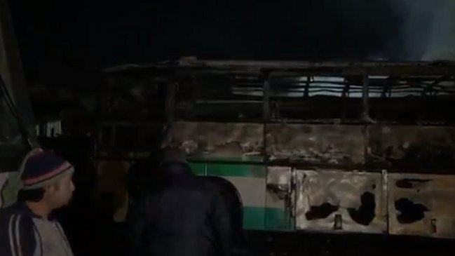 Incendio afectó a taller mecánico en La Pintana: Siete buses resultaron dañados