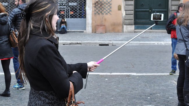 Juez le prohibió subir a redes sociales fotos sin su esposo o hijos