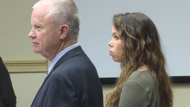 Esposa de entrenador de fútbol americano abusó de jugador de su marido