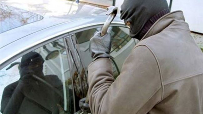 Grupo de ciudadanos buscan autos robados en Viña del Mar y Santiago