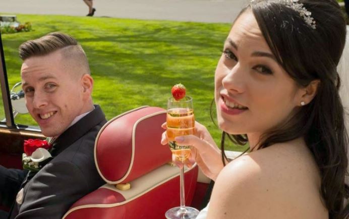 Marido subió una foto de su matrimonio a Facebook y asesinó a su esposa