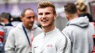 Delantero de Leipzig pidió cambió por no soportar el ruido de los hinchas del Besiktas de Gary Medel