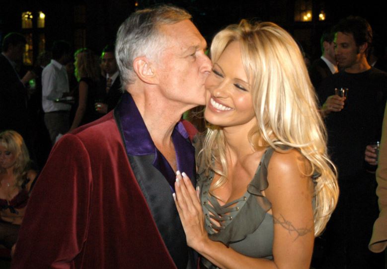 Pamela Anderson se quebró al despedir a Hugh Hefner