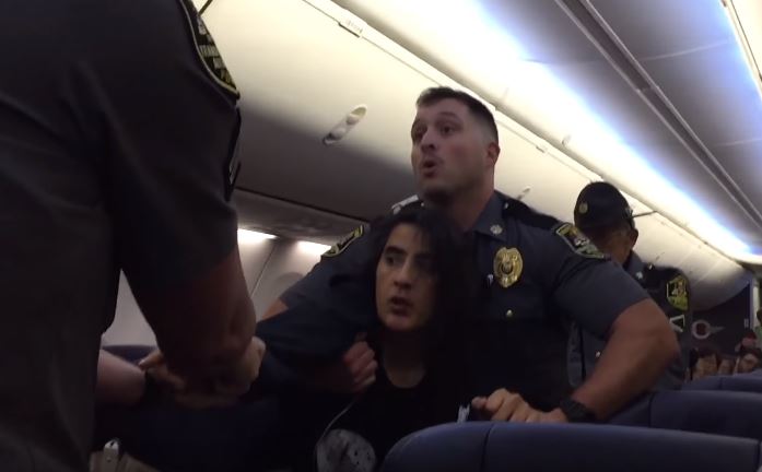 Mujer fue expulsada de un avión tras pedir que sacaran a dos perros