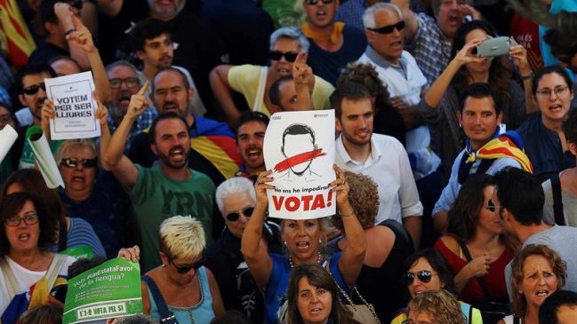 Gobierno español exige al presidente catalán que suspenda 