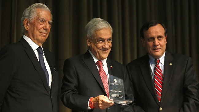 Vargas Llosa premia a Piñera, pero fustiga a la 