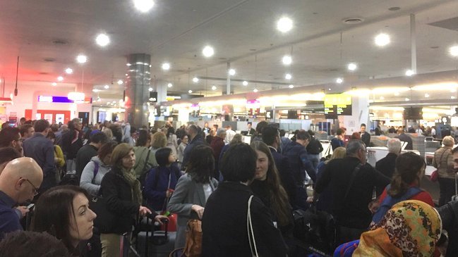Falla de software genera caos en decenas de aeropuertos en el mundo