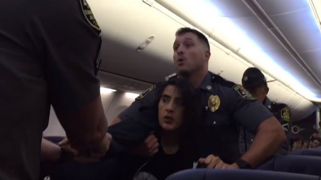 Mujer fue expulsada de un avión tras pedir que sacaran a dos perros