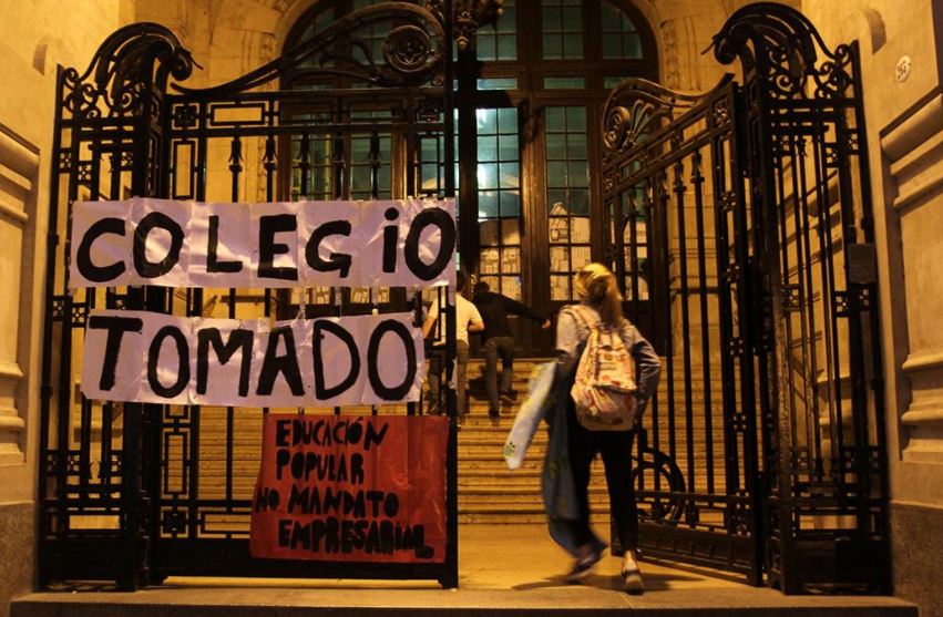 Alumno acusado de abusar de compañera no podrá seguir en el colegio en Argentina