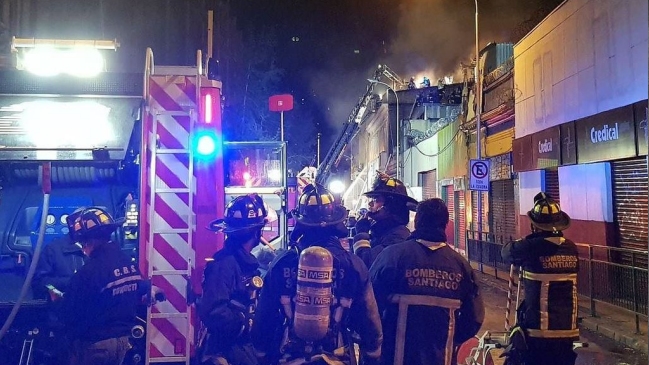 Incendio afectó a galería comercial en pleno centro de Santiago
