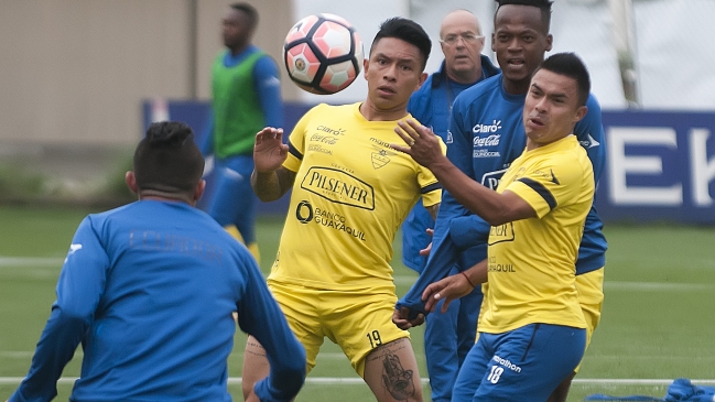 Zaguero de Ecuador: Tenemos que arriesgar todo ante Chile