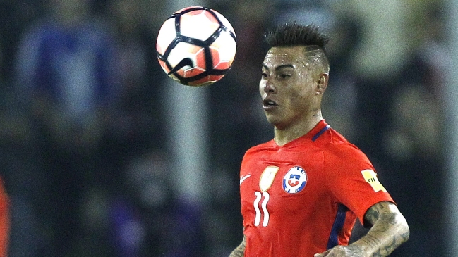Eduardo Vargas fue el último en llegar desde México para los duelos ante Ecuador y Brasil