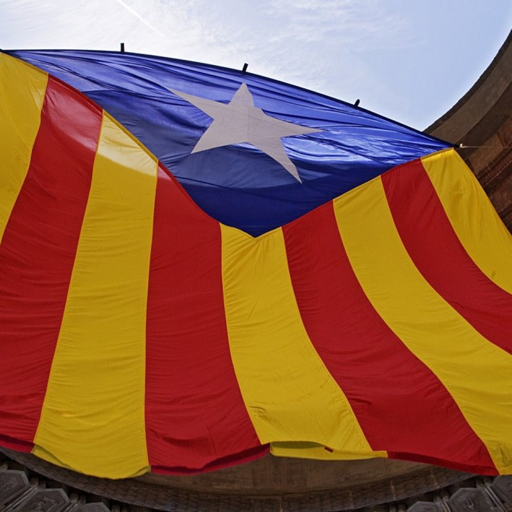 Empresarios y trabajadores llaman a paralizar Cataluña este martes