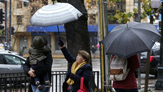 Vuelven las lluvias a la Región Metropolitana: Onemi declaró alerta preventiva
