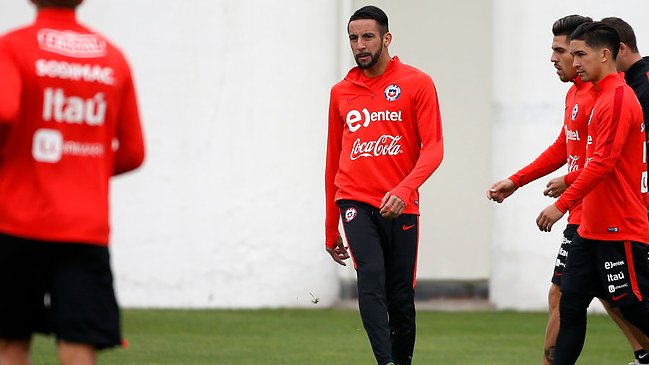 Mauricio Isla abandonó la práctica de la selección chilena por dolencias estomacales