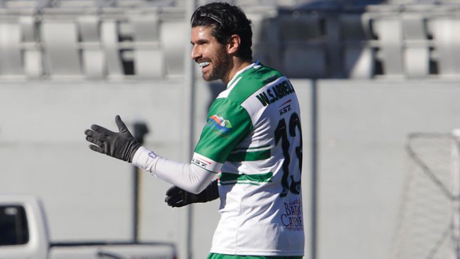 Sebastián Abreu no lo pasa bien con el clima en Puerto Montt