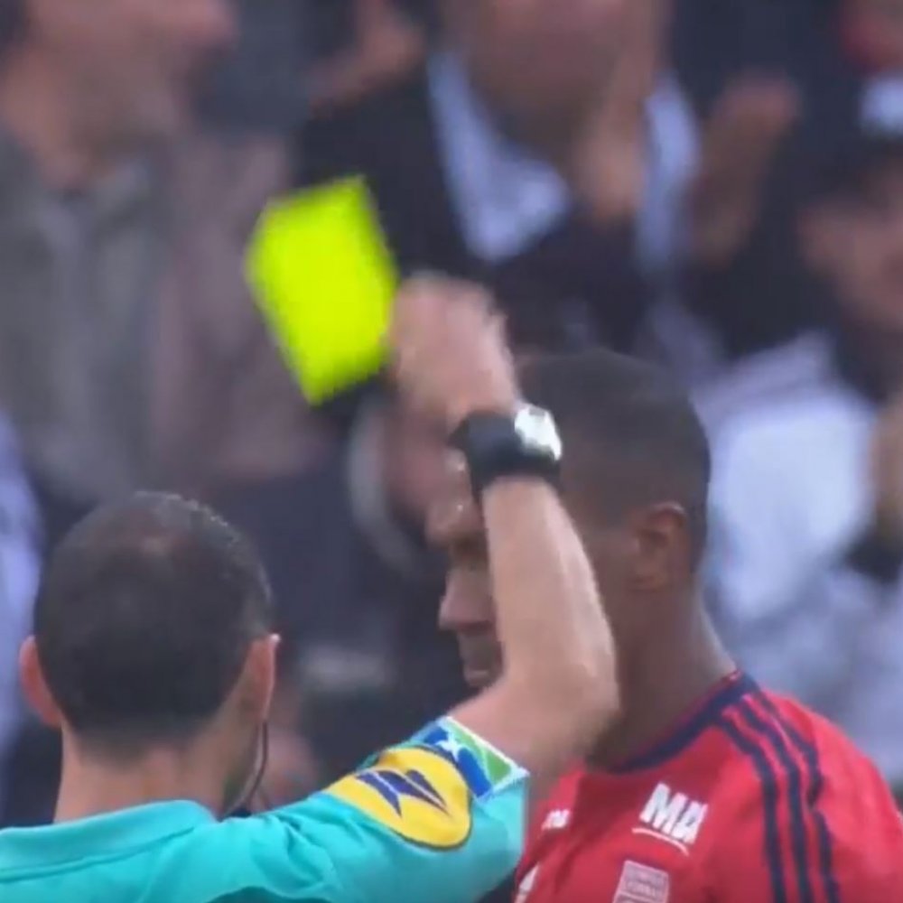 Defensa le botó sin querer la tarjeta a un árbitro y fue expulsado