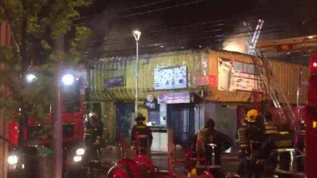 Incendio afectó a cuatro locales comerciales en Santiago