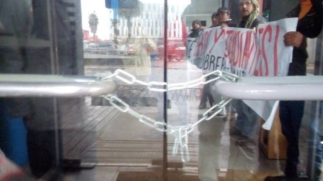 Trabajadores se tomaron edificio del MOP en Concepción