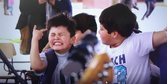 La desenfrenada reacción de unos niños con tocata de Los Peores de Chile