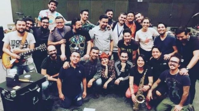 Daniel Donoso se integró como corista a los show de Mon Laferte