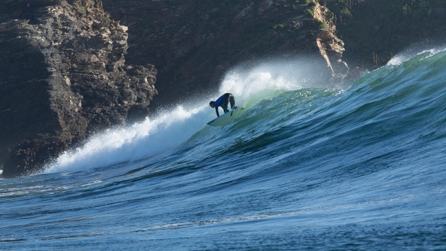 Natalia Escobar fue figura en apertura del Circuito Mundial de Surf femenino en Punta de Lobos