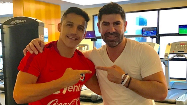 Alexis Sánchez junto a Marcelo Salas: Si no nos apoyamos entre nosotros nadie lo hará