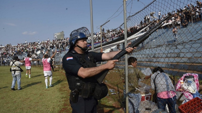 Duelo entre Olimpia y Sol de América en Paraguay fue suspendido por pelea entre hinchas
