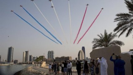 Bahrein: Espectacular demostración de aviones acrobáticos
