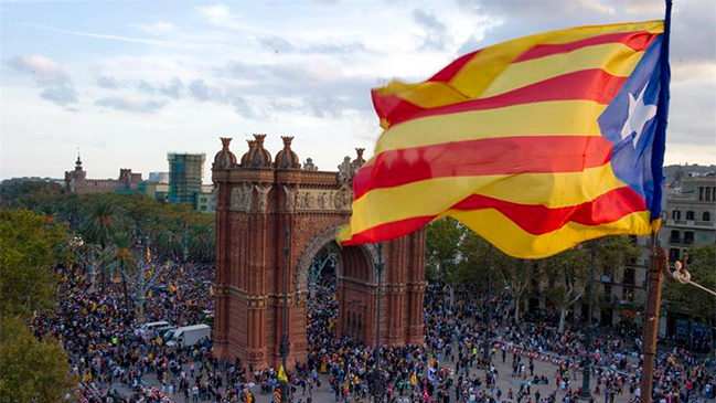 Presidente catalán aboga por el diálogo y pide suspender declaración de independencia