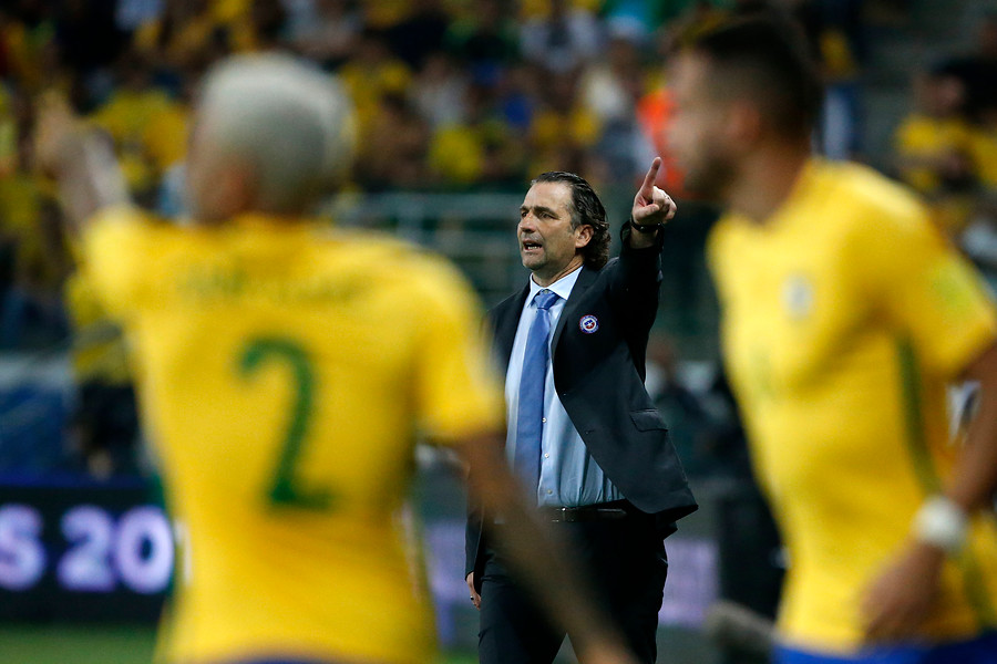 Hinchas culparon a Pizzi por la eliminación de la Roja