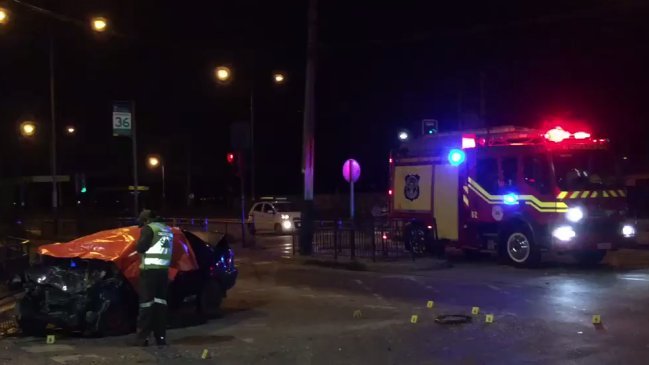 Conductor falleció al chocar su auto contra un bus del Transantiago