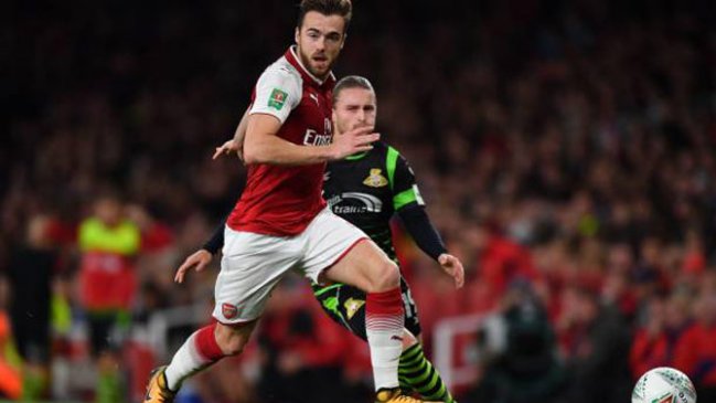 Arsenal anunció la renovación del defensor Calum Chambers hasta el 2021