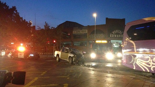 Bus del Transantiago y camioneta chocaron en plena Alameda